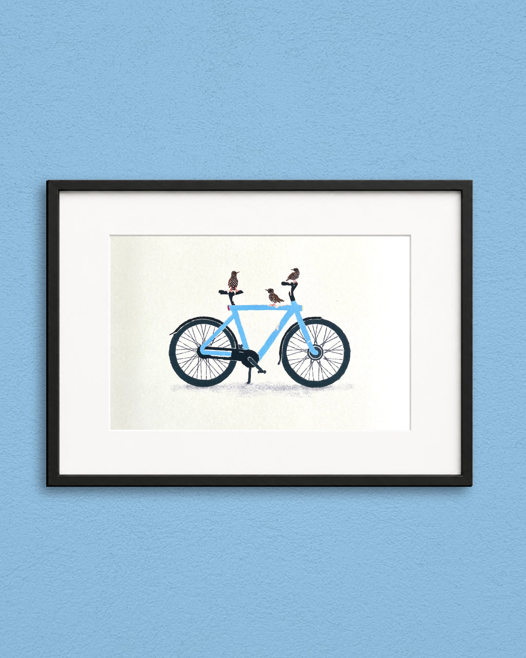 Illustratie van drie spreeuwen die elektrische fiets onder gepoept hebben door Anne Neuteboom cabaretier Anne Neut Boetiek