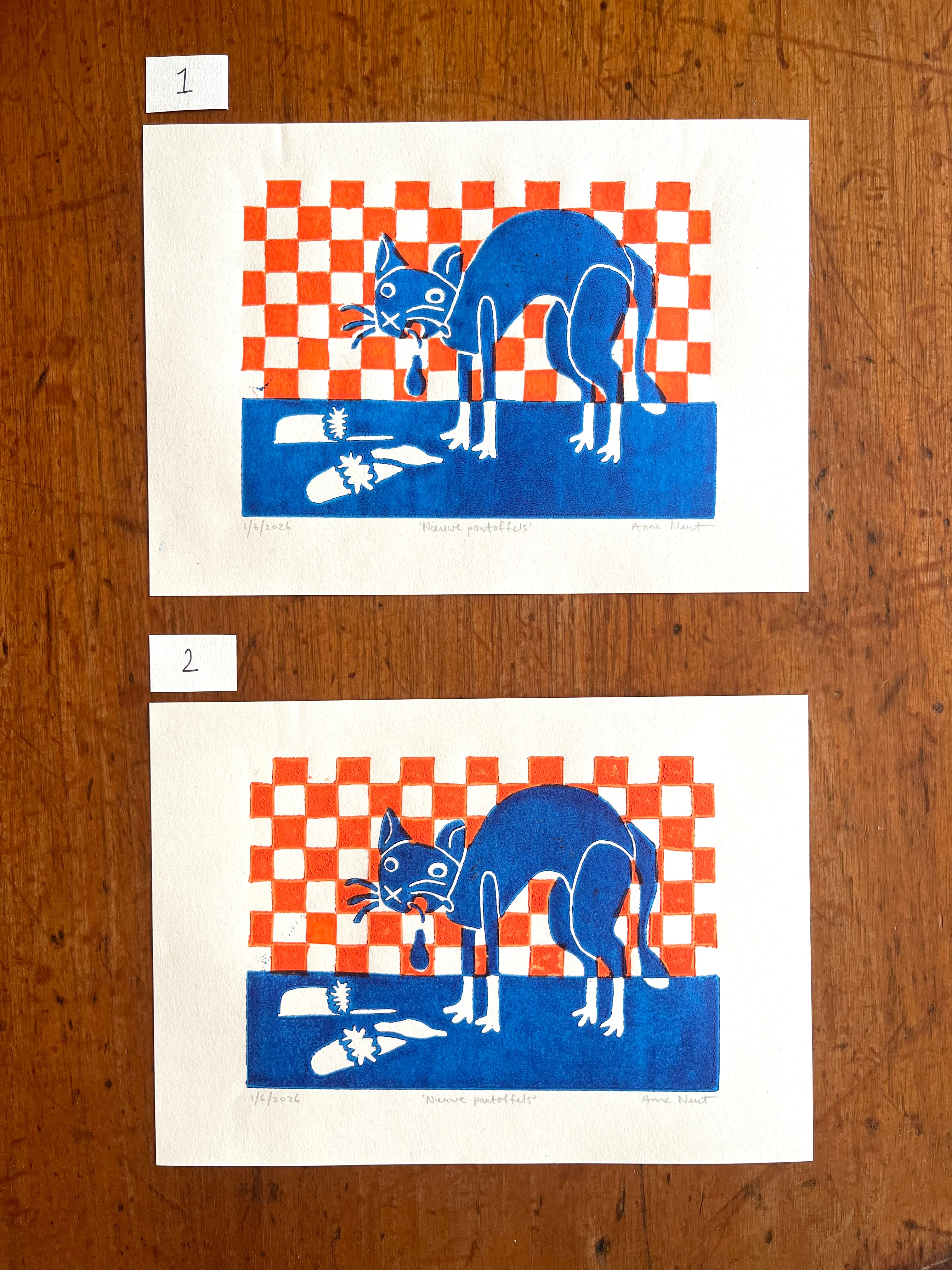 Lino print met tekening van kotsende kat door Anne Neuteboom cabaretier Anne Neut Boetiek