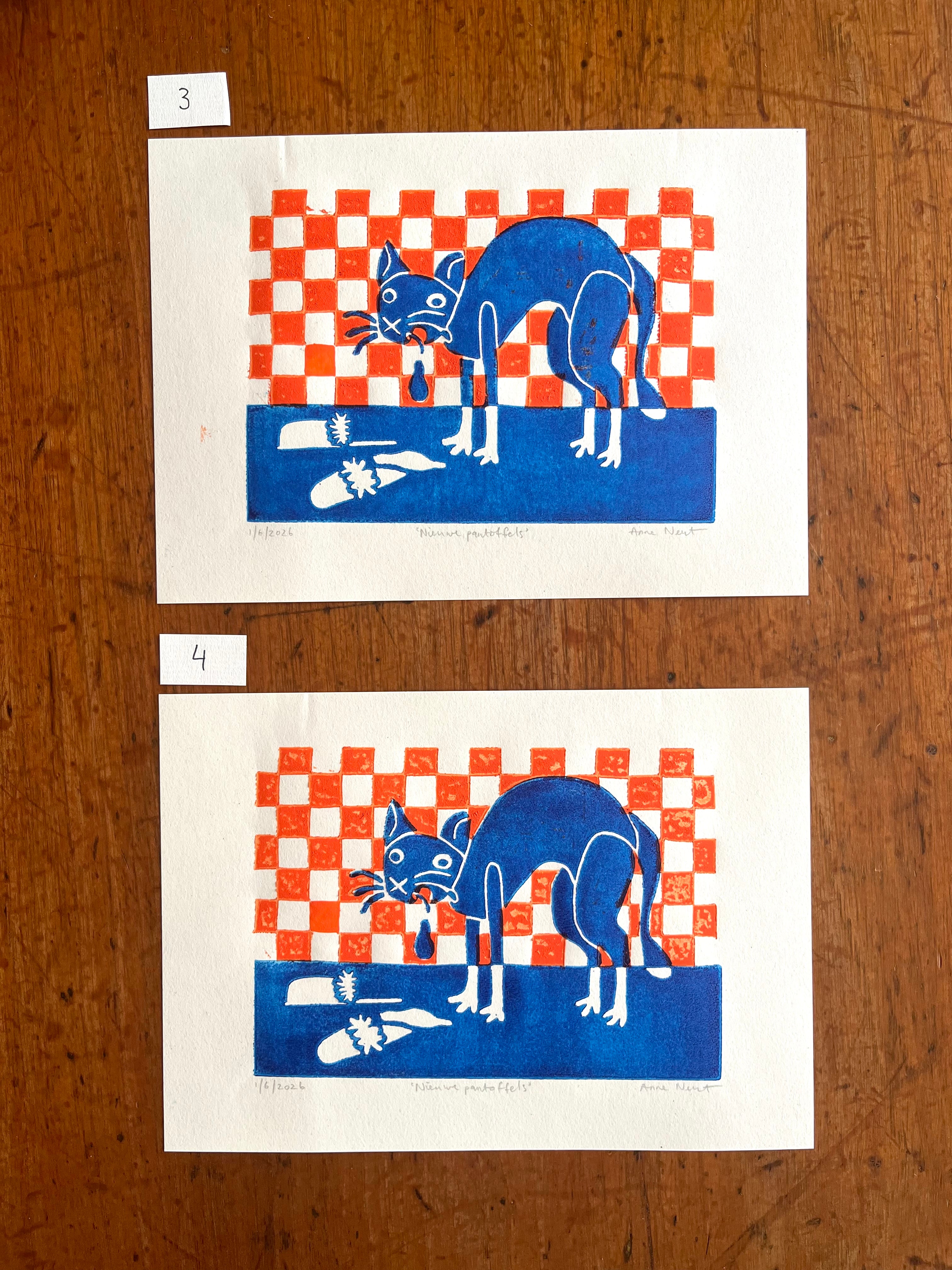 Lino print met tekening van kotsende kat door Anne Neuteboom cabaretier Anne Neut Boetiek