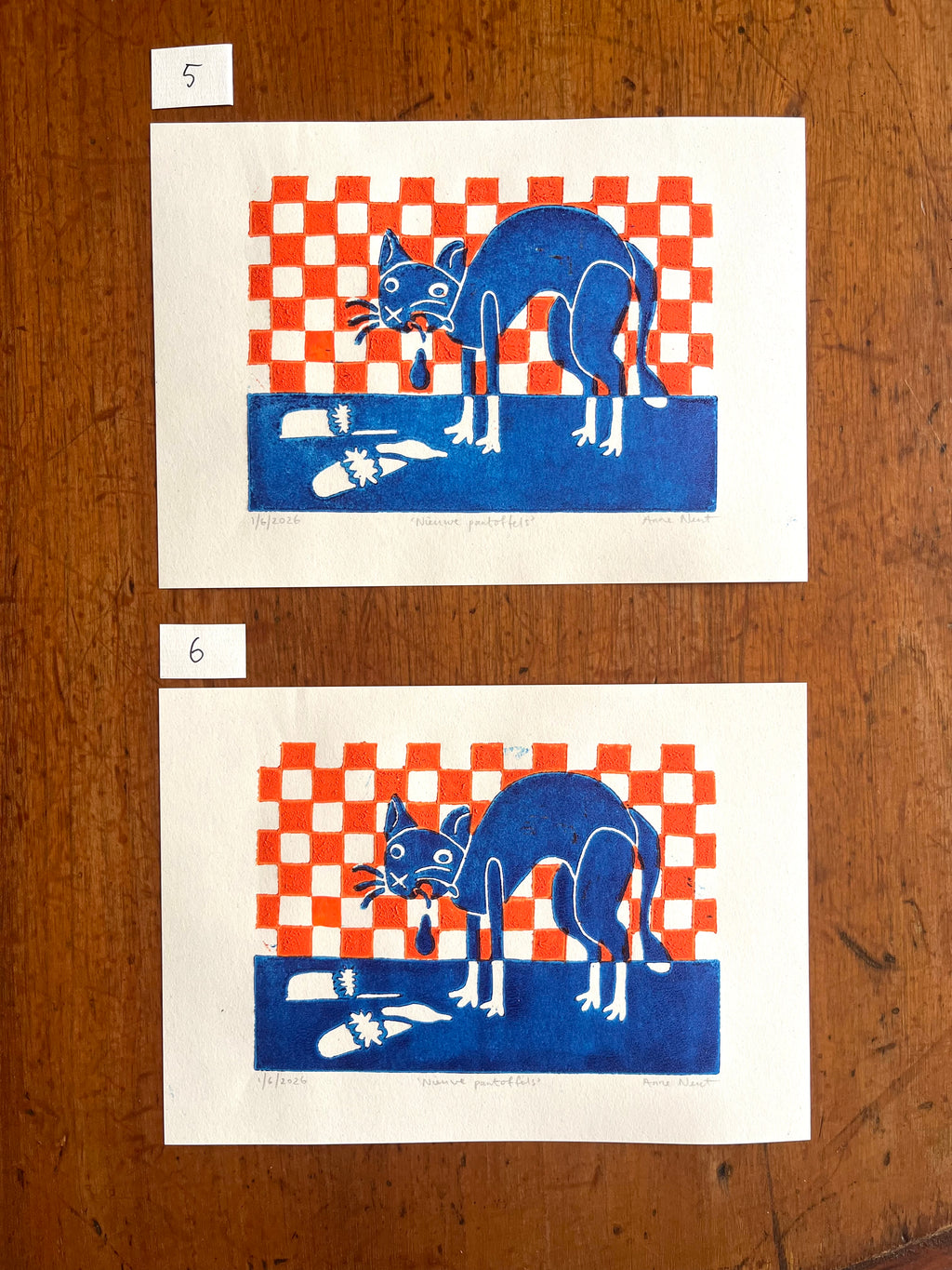 Lino print met tekening van kotsende kat door Anne Neuteboom cabaretier Anne Neut Boetiek