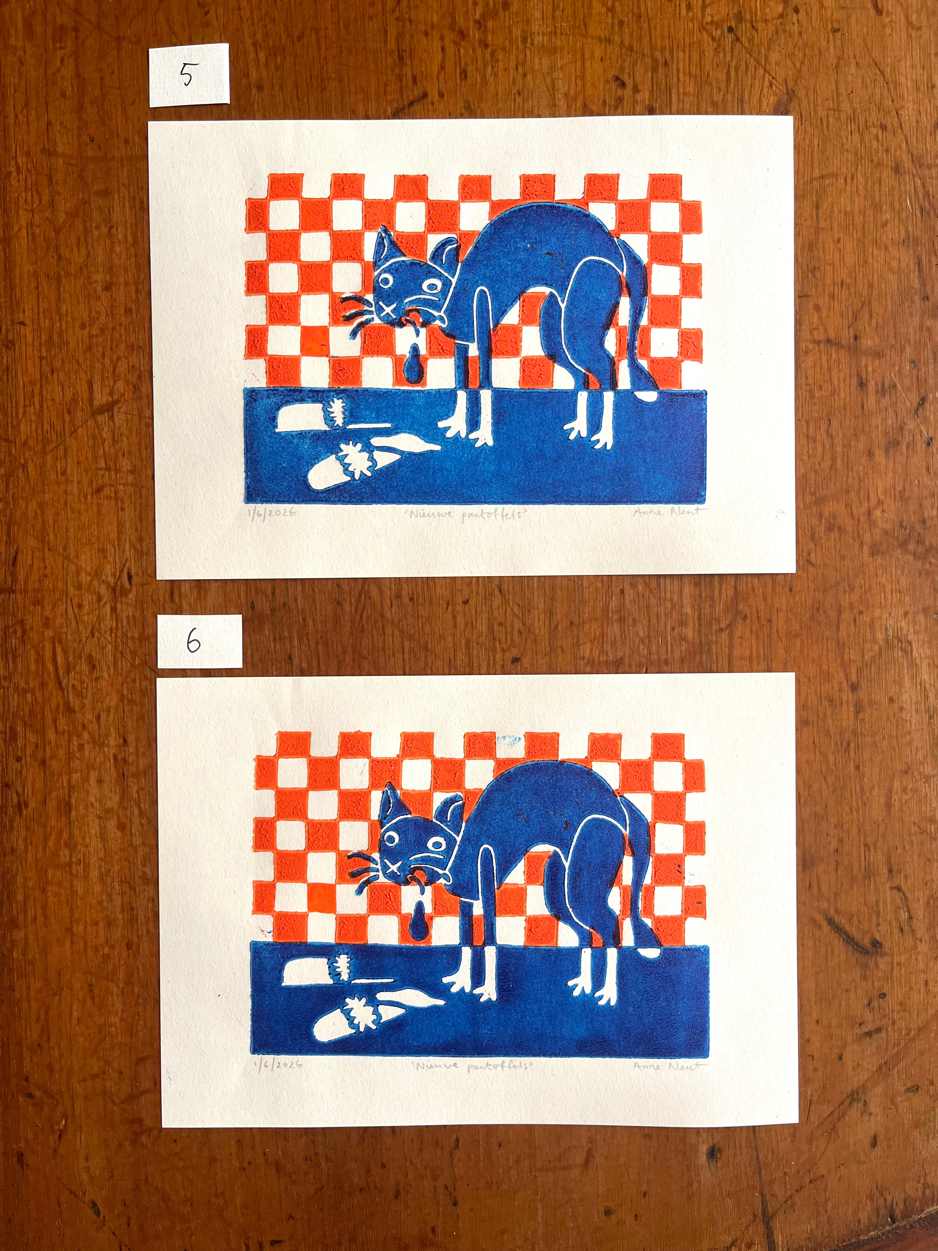 Lino print met tekening van kotsende kat door Anne Neuteboom cabaretier Anne Neut Boetiek