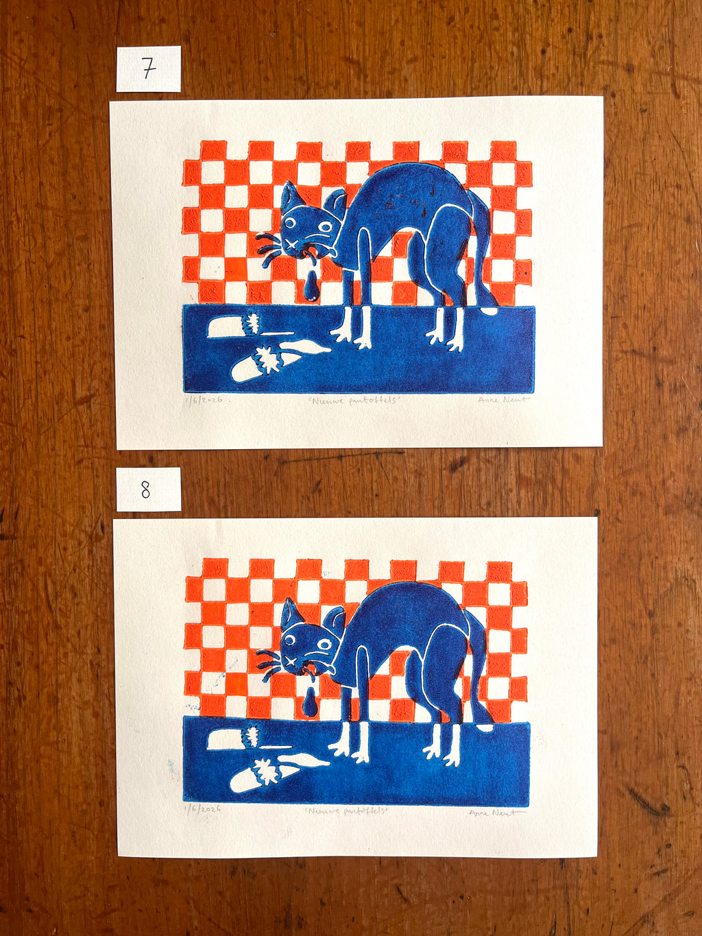 Lino print met tekening van kotsende kat door Anne Neuteboom cabaretier Anne Neut Boetiek