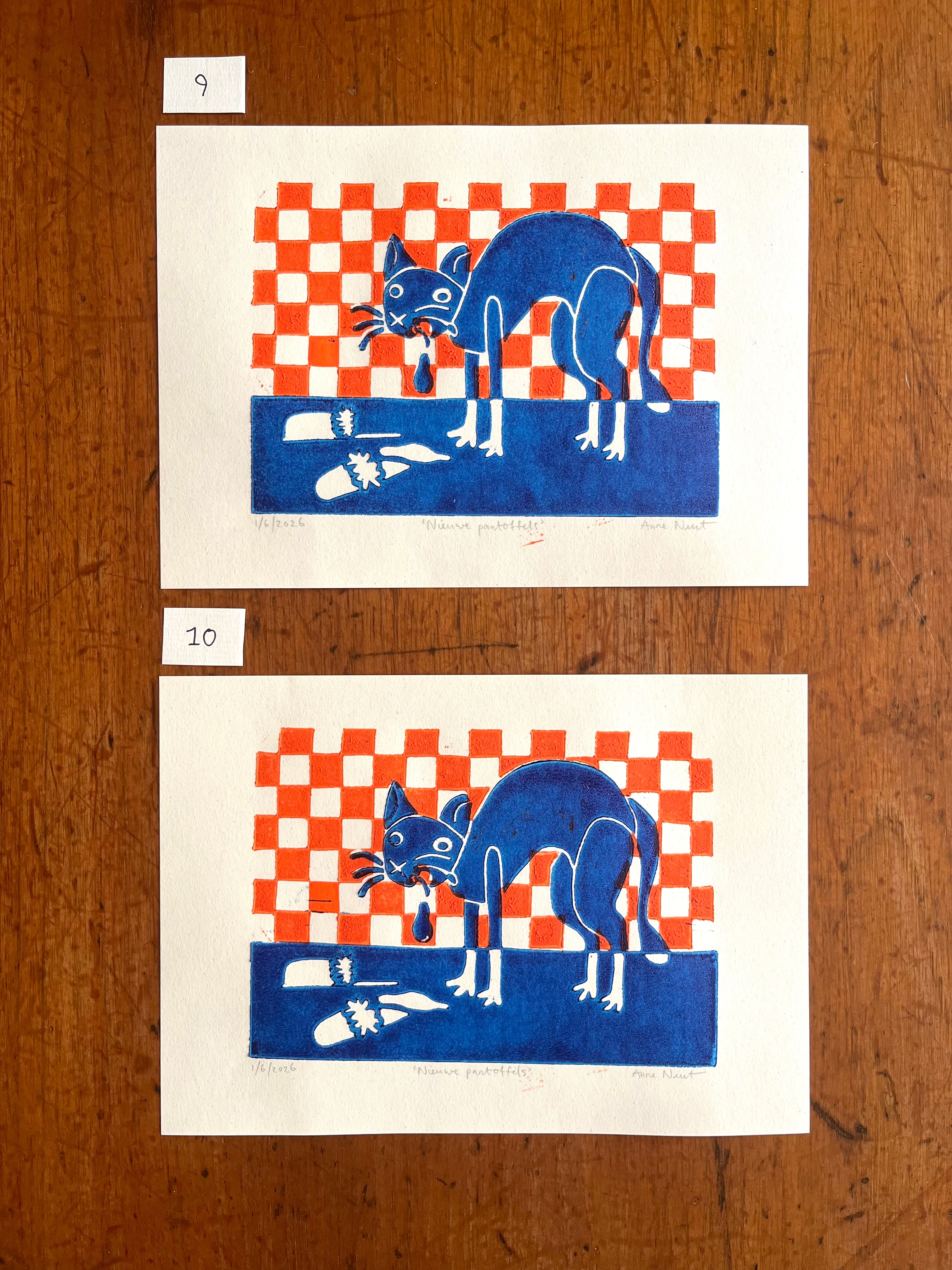 Lino print met tekening van kotsende kat door Anne Neuteboom cabaretier Anne Neut Boetiek