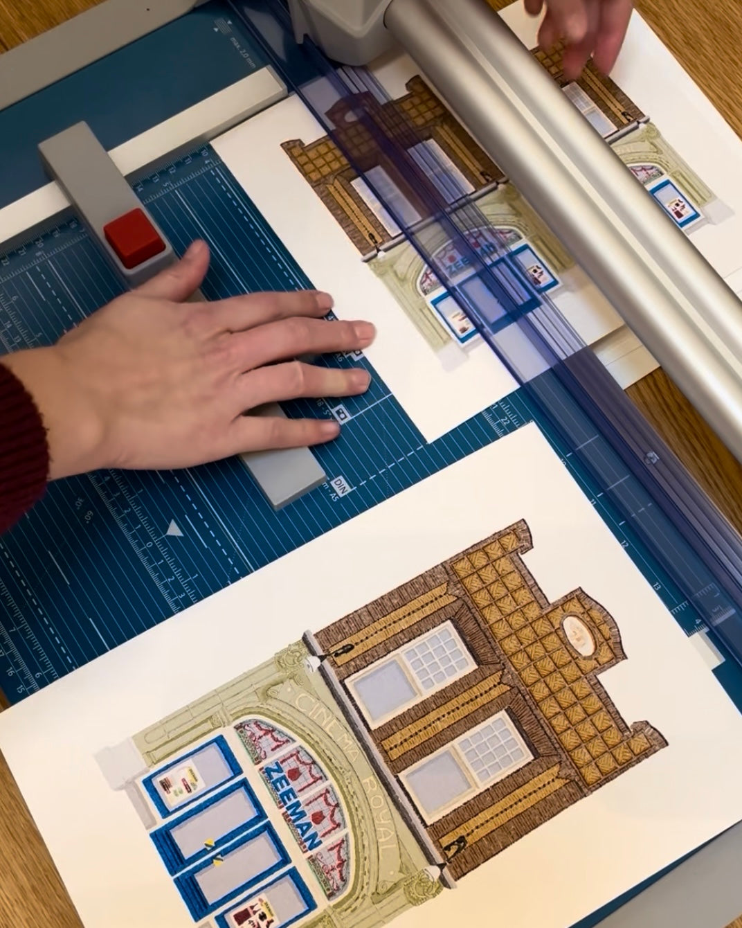 Tekening van de Zeeman in de Hinthamerstraat in Den Bosch in het Cinema Royal gebouw door Anne Neuteboom cabaretier Anne Neut Boetiek