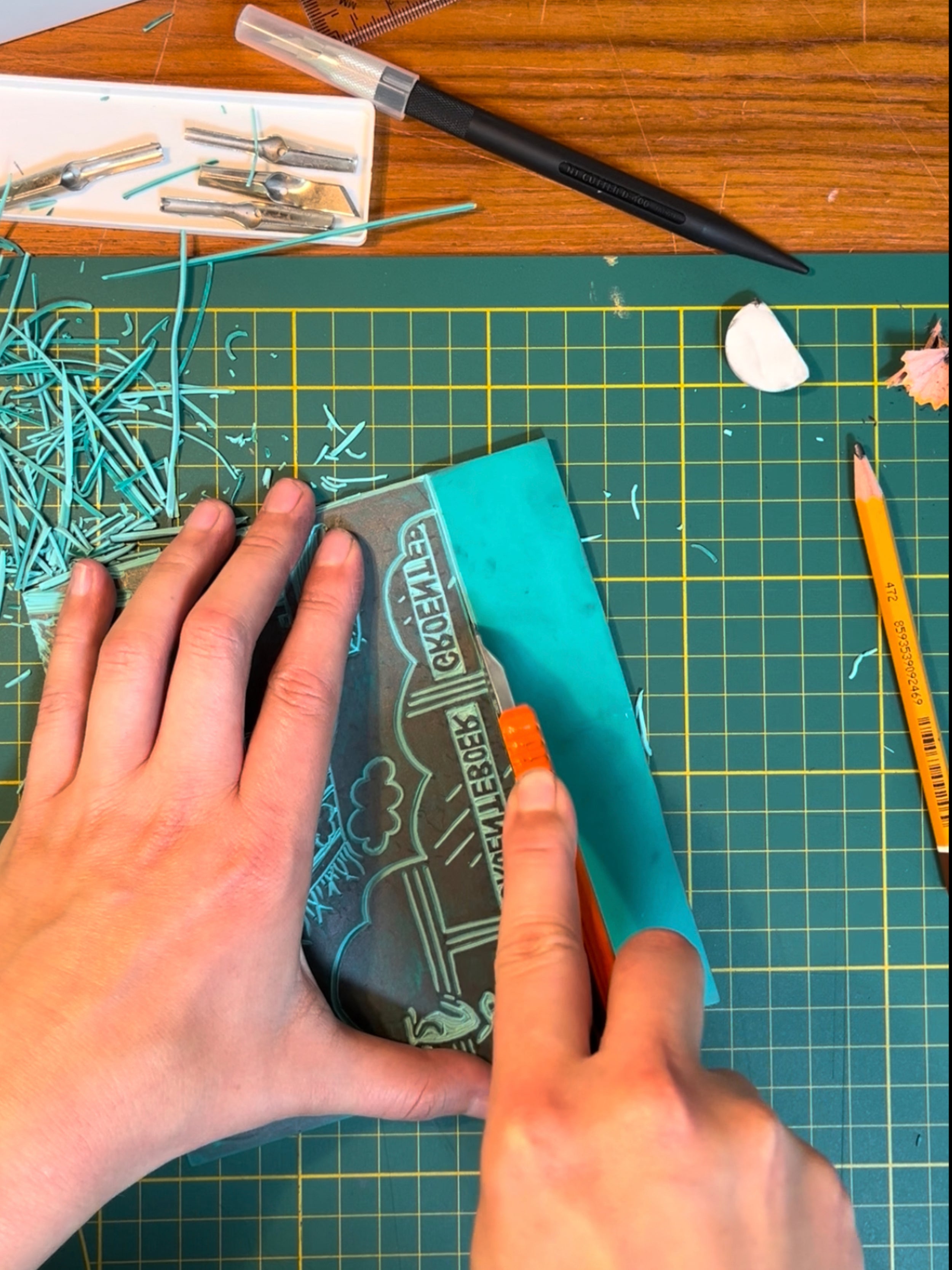 Lino print van tekening van dromend konijn door Anne Neuteboom cabaretier Anne Neut Boetiek