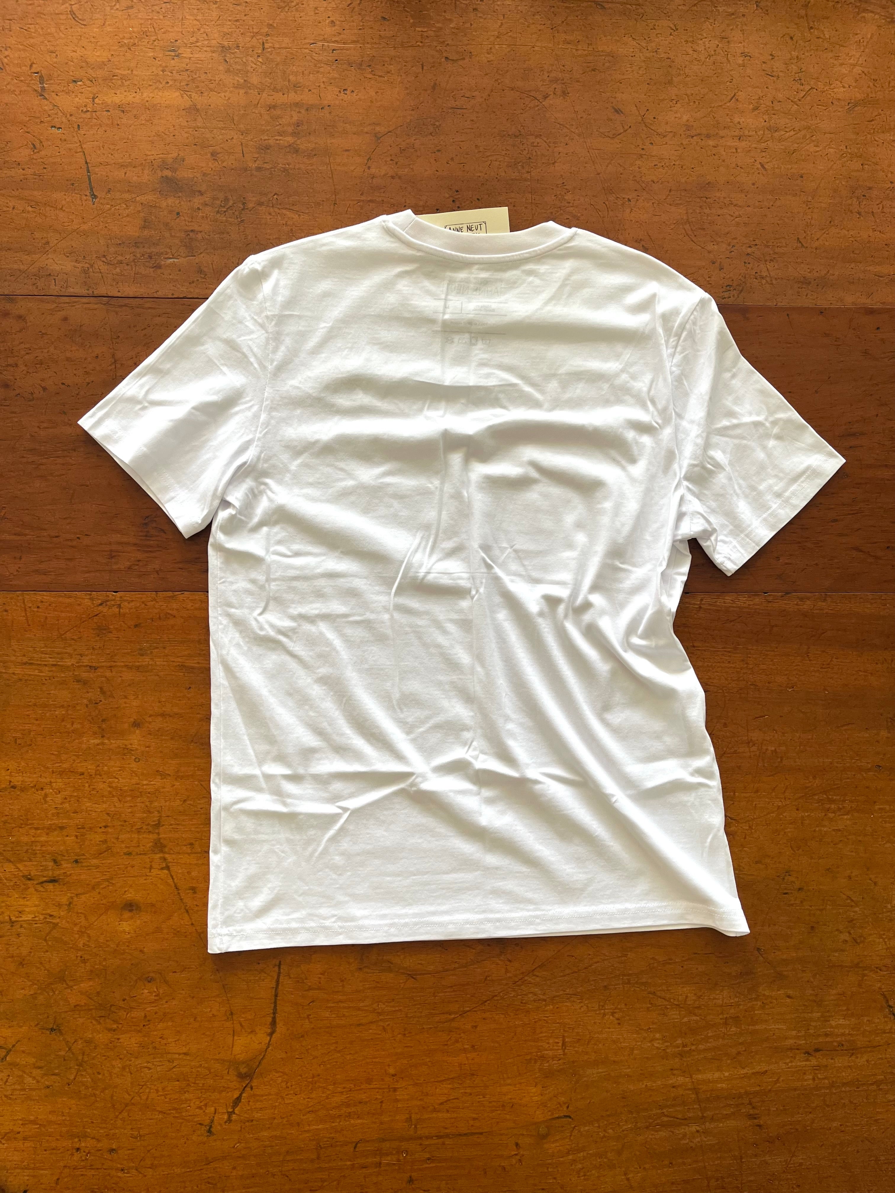 unisex shirt van biologisch katoen stanley stella fairwear met borduurwerk van hond die poept door Anne Neuteboom cabaretier Anne Neut Boetiek