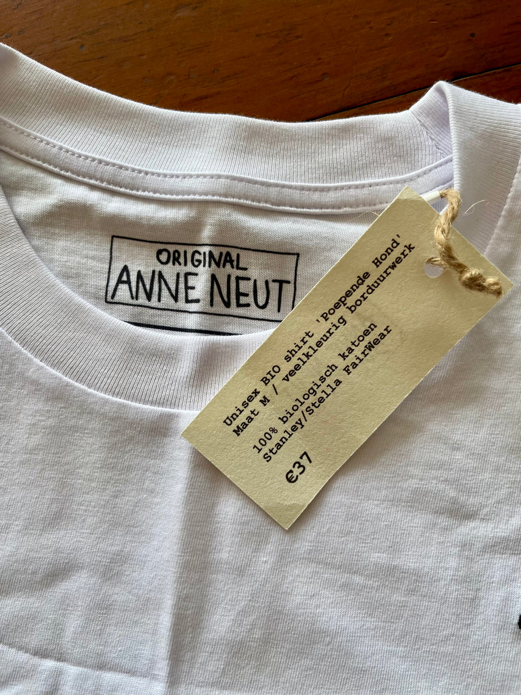 unisex shirt van biologisch katoen stanley stella fairwear met borduurwerk van hond die poept door Anne Neuteboom cabaretier Anne Neut Boetiek