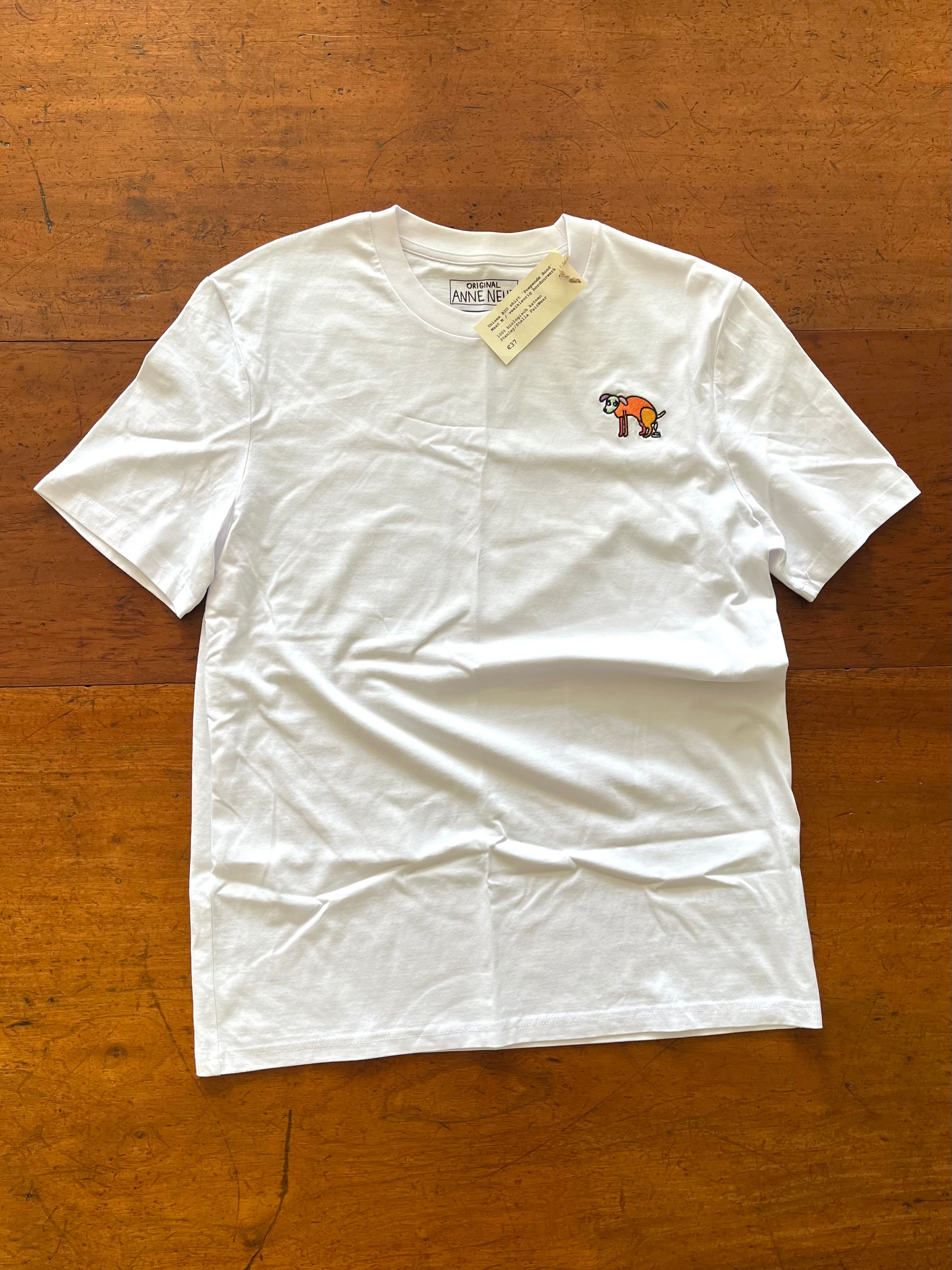 unisex shirt van biologisch katoen stanley stella fairwear met borduurwerk van hond die poept door Anne Neuteboom cabaretier Anne Neut Boetiek