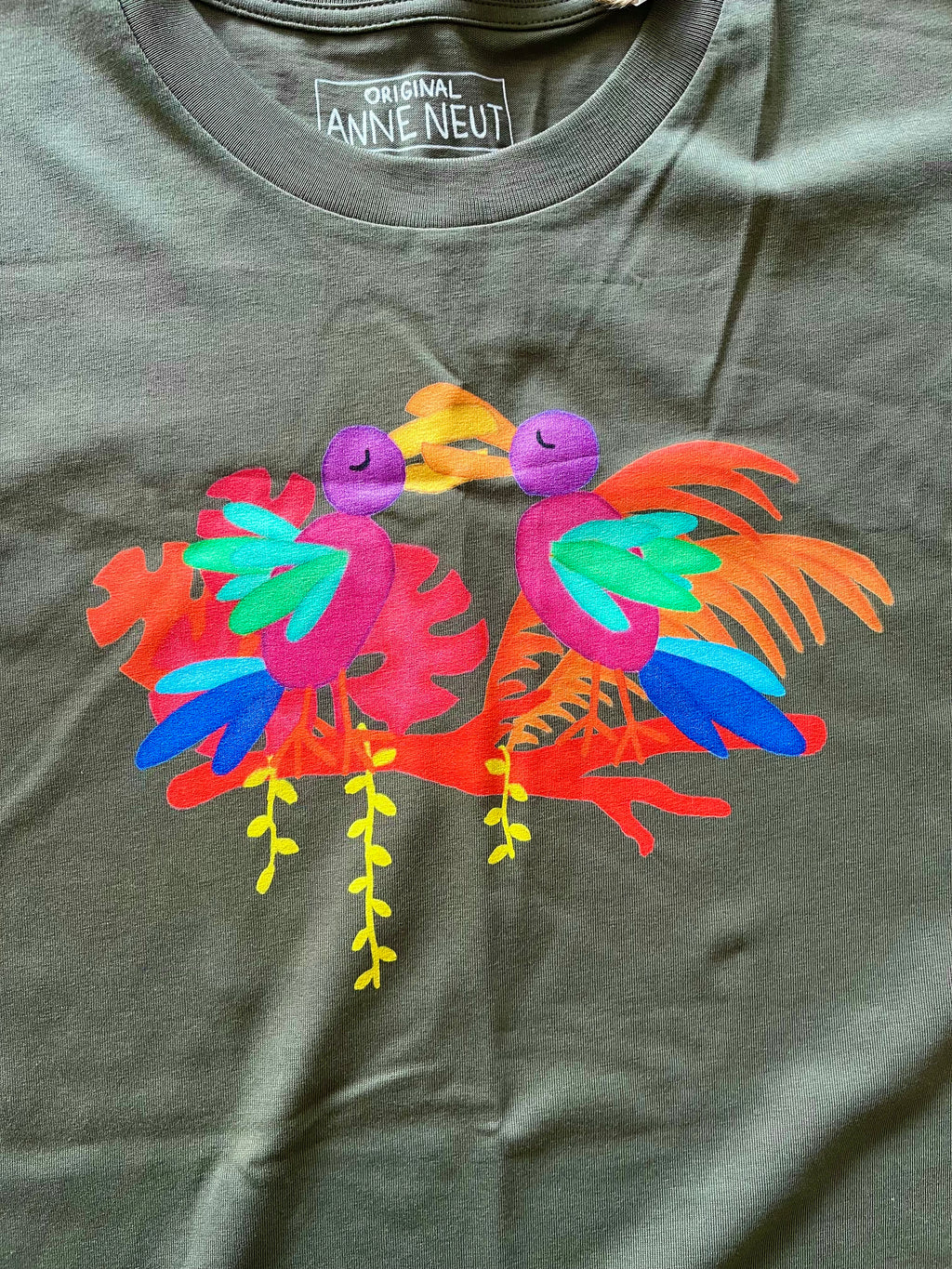 unisex shirt van biologisch katoen stanley stella fairwear met tekening van vogels die aan het tongen zijn door Anne Neuteboom cabaretier Anne Neut Boetiek