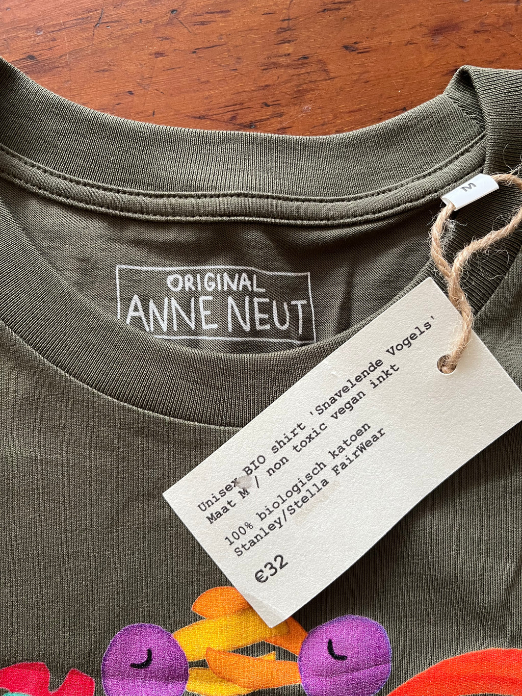 unisex shirt van biologisch katoen stanley stella fairwear met tekening van vogels die aan het tongen zijn door Anne Neuteboom cabaretier Anne Neut Boetiek