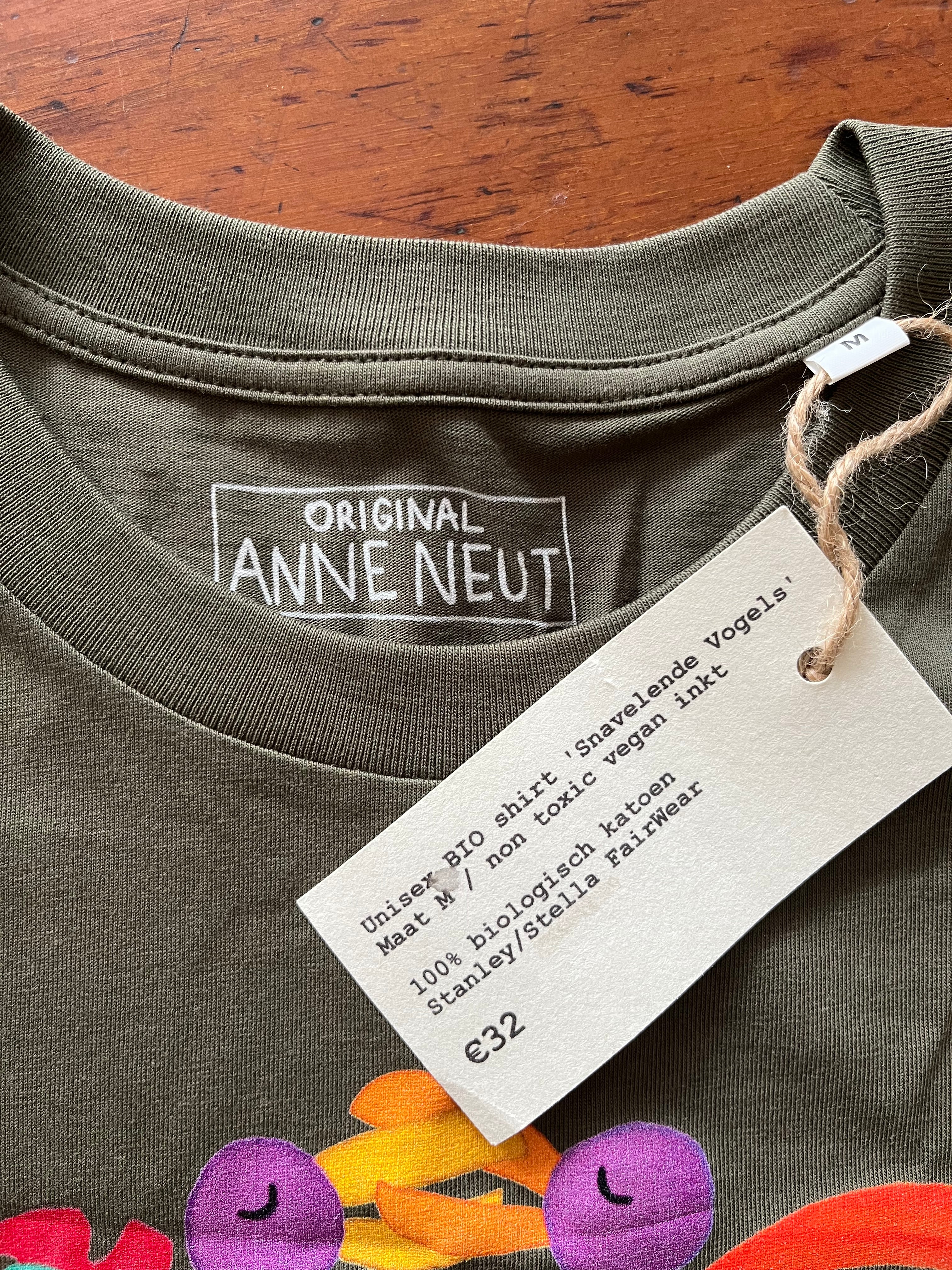 unisex shirt van biologisch katoen stanley stella fairwear met tekening van vogels die aan het tongen zijn door Anne Neuteboom cabaretier Anne Neut Boetiek