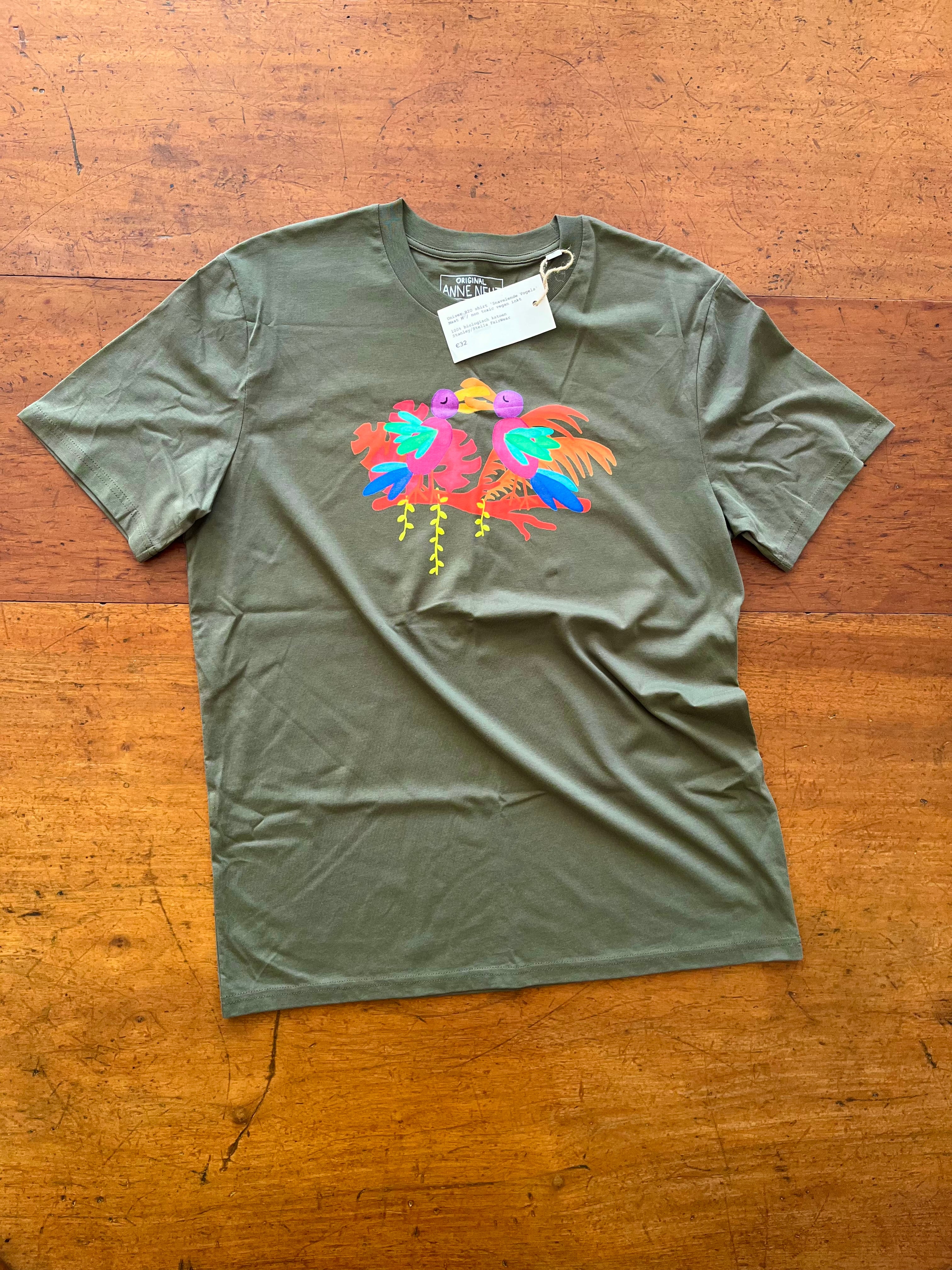 unisex shirt van biologisch katoen stanley stella fairwear met tekening van vogels die aan het tongen zijn door Anne Neuteboom cabaretier Anne Neut Boetiek