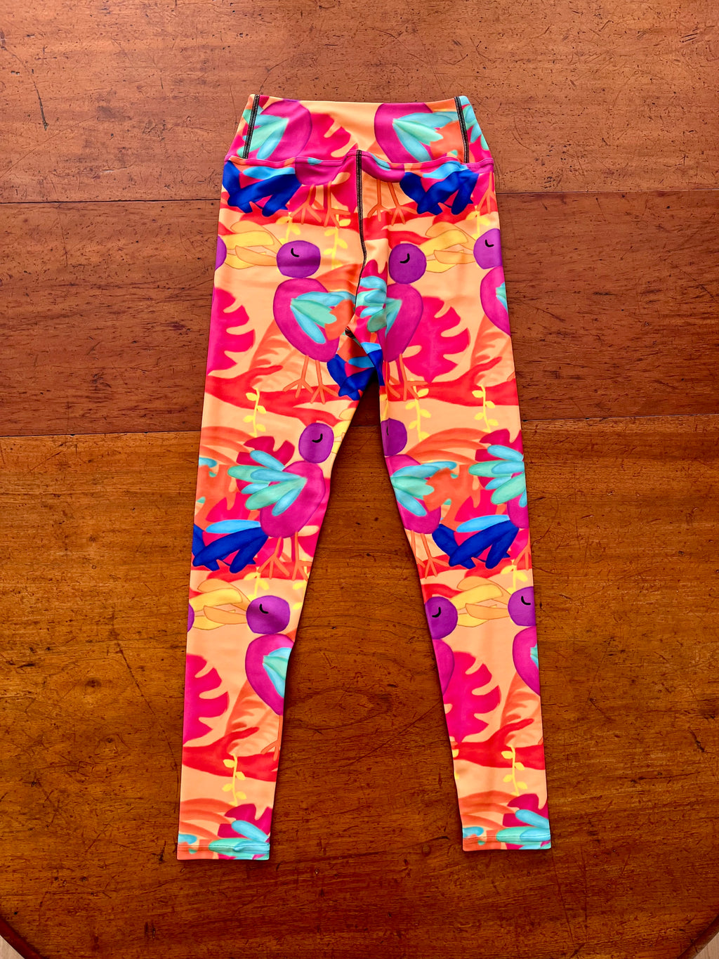 yoga broek met tekening van tongende vogels door Anne Neuteboom cabaretier Anne Neut Boetiek
