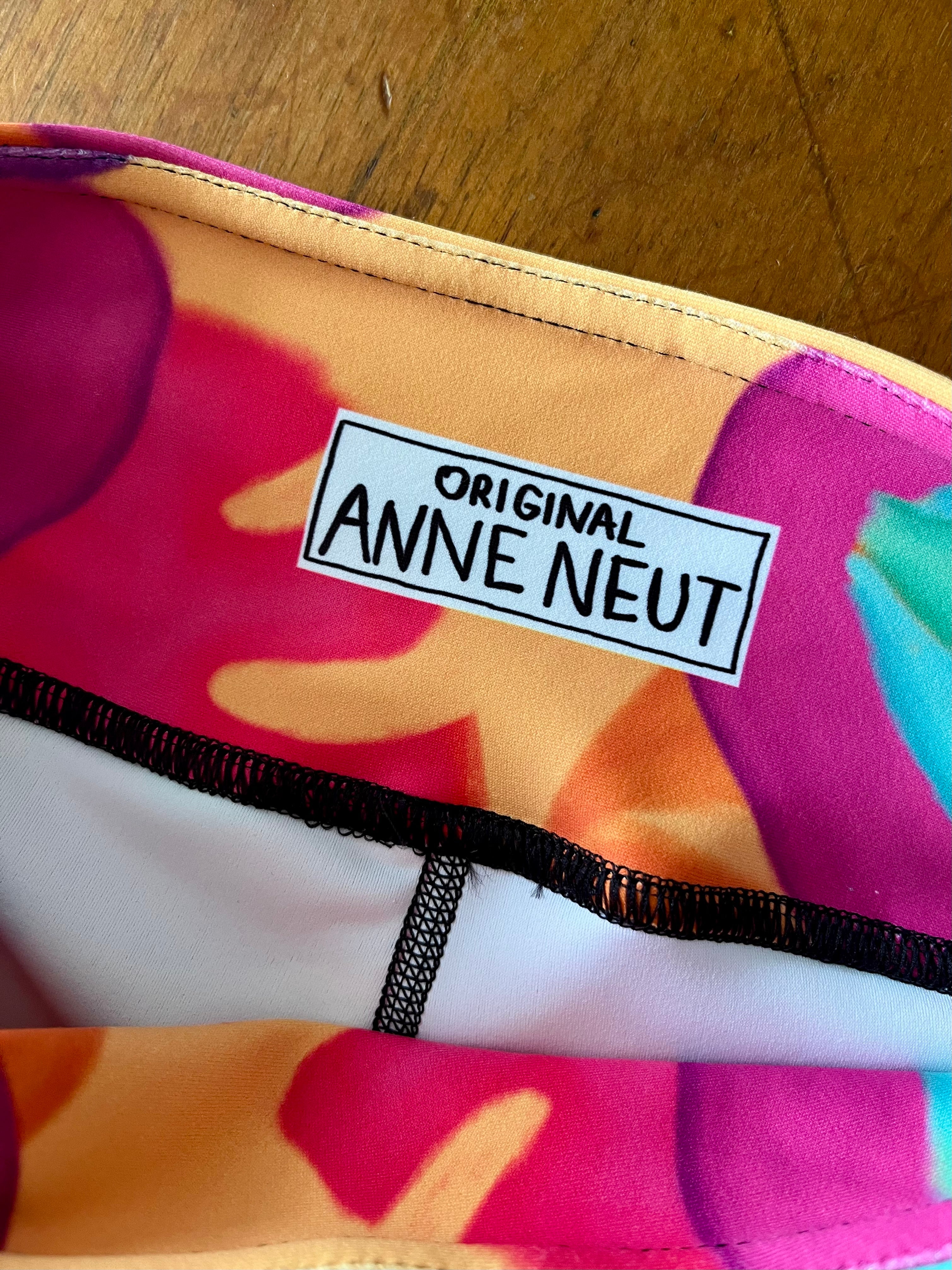 yoga broek met tekening van tongende vogels door Anne Neuteboom cabaretier Anne Neut Boetiek