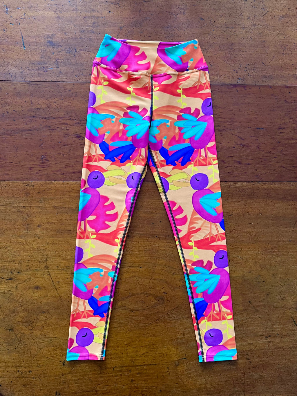 yoga broek met tekening van tongende vogels door Anne Neuteboom cabaretier Anne Neut Boetiek